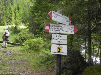 Arrivo ai Ruderi di Malga Pradidali (52919 bytes)